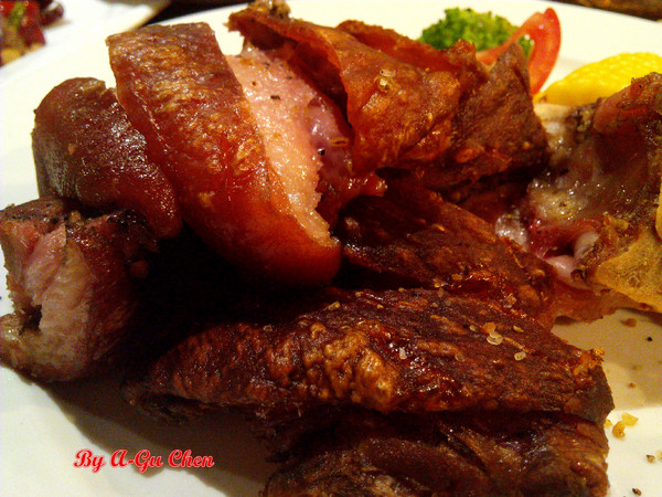 德斯啤鮮釀啤酒餐廳：【臺南Ω中西區】德斯啤鮮釀啤酒餐廳。在德式風格的餐廳裡品嘗德式料理、暢飲德國啤酒