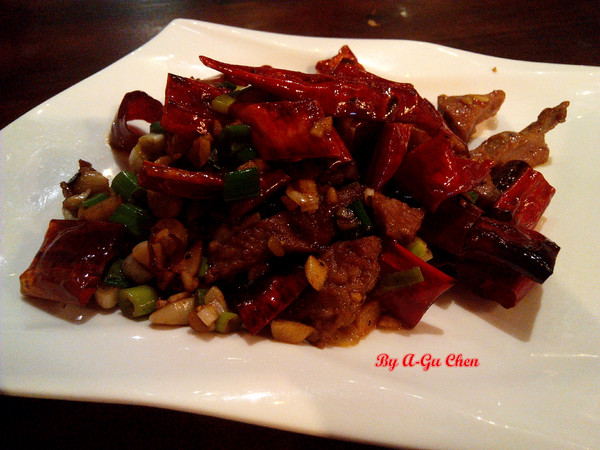 德斯啤鮮釀啤酒餐廳：【臺南Ω中西區】德斯啤鮮釀啤酒餐廳。在德式風格的餐廳裡品嘗德式料理、暢飲德國啤酒