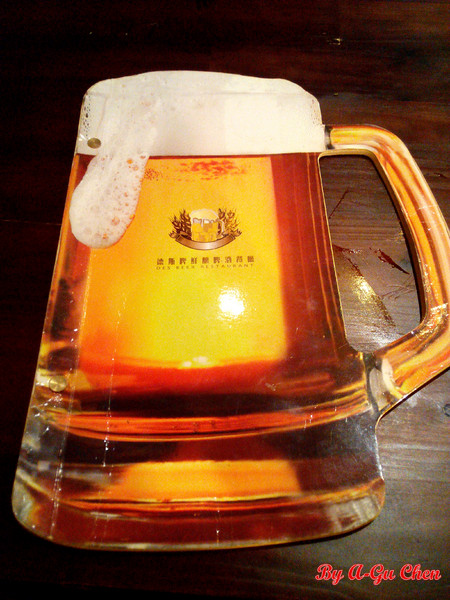 德斯啤鮮釀啤酒餐廳：【臺南Ω中西區】德斯啤鮮釀啤酒餐廳。在德式風格的餐廳裡品嘗德式料理、暢飲德國啤酒