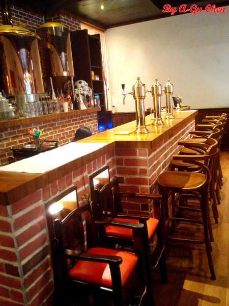 德斯啤鮮釀啤酒餐廳：【臺南Ω中西區】德斯啤鮮釀啤酒餐廳。在德式風格的餐廳裡品嘗德式料理、暢飲德國啤酒