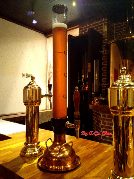 德斯啤鮮釀啤酒餐廳：【臺南Ω中西區】德斯啤鮮釀啤酒餐廳。在德式風格的餐廳裡品嘗德式料理、暢飲德國啤酒