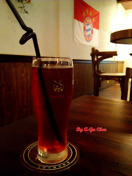 德斯啤鮮釀啤酒餐廳：【臺南Ω中西區】德斯啤鮮釀啤酒餐廳。在德式風格的餐廳裡品嘗德式料理、暢飲德國啤酒