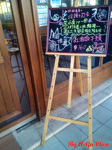 德斯啤鮮釀啤酒餐廳：【臺南Ω中西區】德斯啤鮮釀啤酒餐廳。在德式風格的餐廳裡品嘗德式料理、暢飲德國啤酒