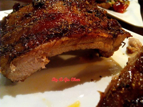 德斯啤鮮釀啤酒餐廳：【臺南Ω中西區】德斯啤鮮釀啤酒餐廳。在德式風格的餐廳裡品嘗德式料理、暢飲德國啤酒