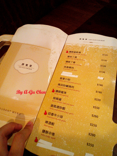 德斯啤鮮釀啤酒餐廳：【臺南Ω中西區】德斯啤鮮釀啤酒餐廳。在德式風格的餐廳裡品嘗德式料理、暢飲德國啤酒