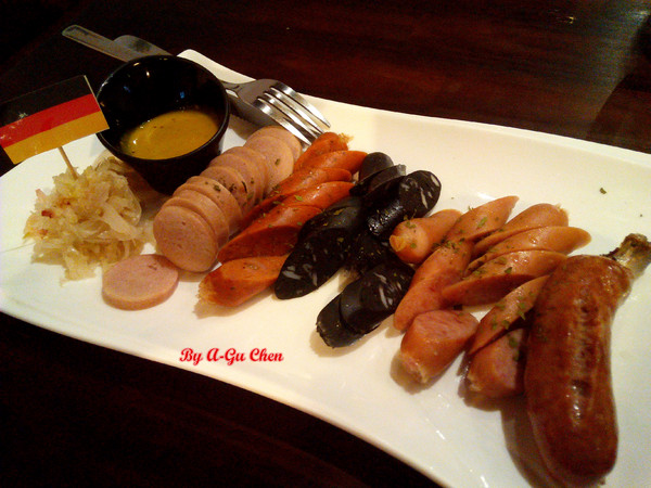 德斯啤鮮釀啤酒餐廳：【臺南Ω中西區】德斯啤鮮釀啤酒餐廳。在德式風格的餐廳裡品嘗德式料理、暢飲德國啤酒