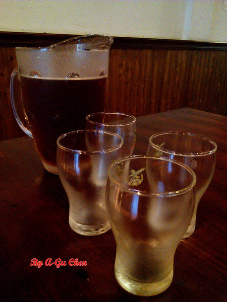 德斯啤鮮釀啤酒餐廳：【臺南Ω中西區】德斯啤鮮釀啤酒餐廳。在德式風格的餐廳裡品嘗德式料理、暢飲德國啤酒