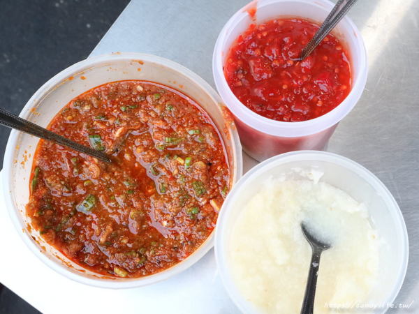 21臭豆腐：台中美食│21臭豆腐〃一中街必吃銅板美食！香酥脆的迷人滋味，搭配特製醬料，讓人一吃就上癮的台灣小吃！