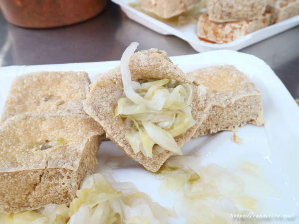 21臭豆腐：台中美食│21臭豆腐〃一中街必吃銅板美食！香酥脆的迷人滋味，搭配特製醬料，讓人一吃就上癮的台灣小吃！