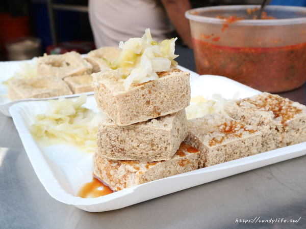 21臭豆腐：台中美食│21臭豆腐〃一中街必吃銅板美食！香酥脆的迷人滋味，搭配特製醬料，讓人一吃就上癮的台灣小吃！