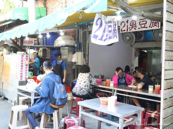 21臭豆腐：台中美食│21臭豆腐〃一中街必吃銅板美食！香酥脆的迷人滋味，搭配特製醬料，讓人一吃就上癮的台灣小吃！