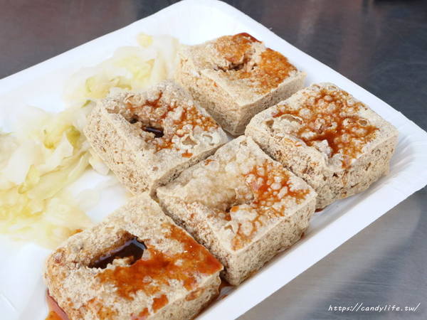 21臭豆腐：台中美食│21臭豆腐〃一中街必吃銅板美食！香酥脆的迷人滋味，搭配特製醬料，讓人一吃就上癮的台灣小吃！