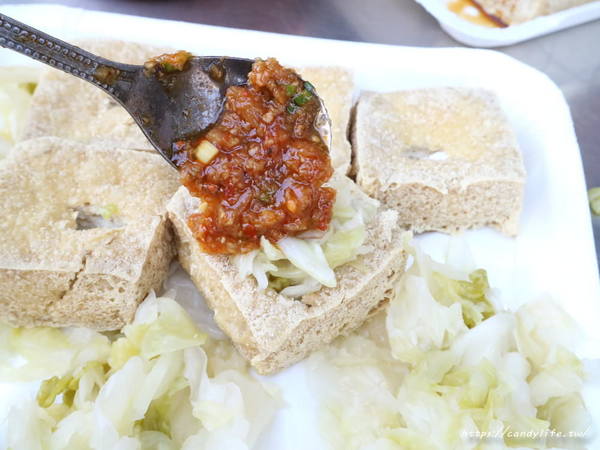 21臭豆腐：台中美食│21臭豆腐〃一中街必吃銅板美食！香酥脆的迷人滋味，搭配特製醬料，讓人一吃就上癮的台灣小吃！