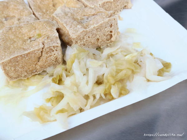 21臭豆腐：台中美食│21臭豆腐〃一中街必吃銅板美食！香酥脆的迷人滋味，搭配特製醬料，讓人一吃就上癮的台灣小吃！