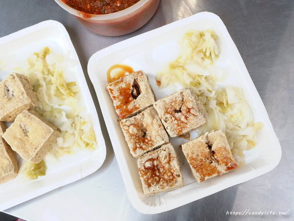 21臭豆腐：台中美食│21臭豆腐〃一中街必吃銅板美食！香酥脆的迷人滋味，搭配特製醬料，讓人一吃就上癮的台灣小吃！