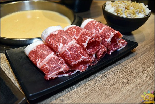 八吋鍋:大里高CP值石頭小火鍋。八吋鍋。獨家秘方藥膳豬腳鍋、新加坡叻沙鍋吃完會想念!