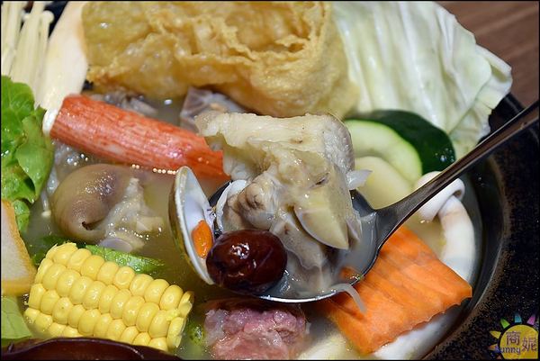 八吋鍋:大里高CP值石頭小火鍋。八吋鍋。獨家秘方藥膳豬腳鍋、新加坡叻沙鍋吃完會想念!