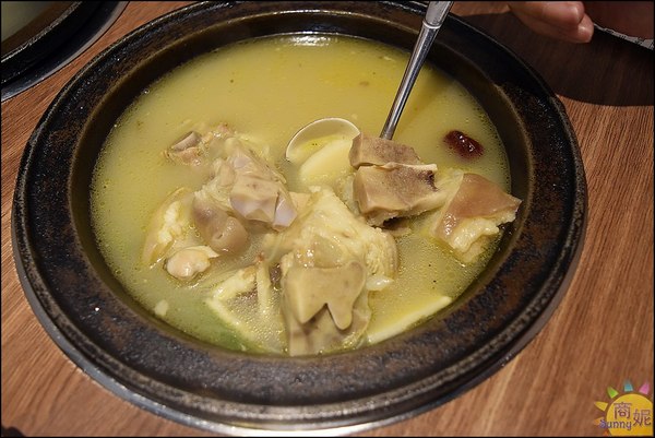 八吋鍋:大里高CP值石頭小火鍋。八吋鍋。獨家秘方藥膳豬腳鍋、新加坡叻沙鍋吃完會想念!