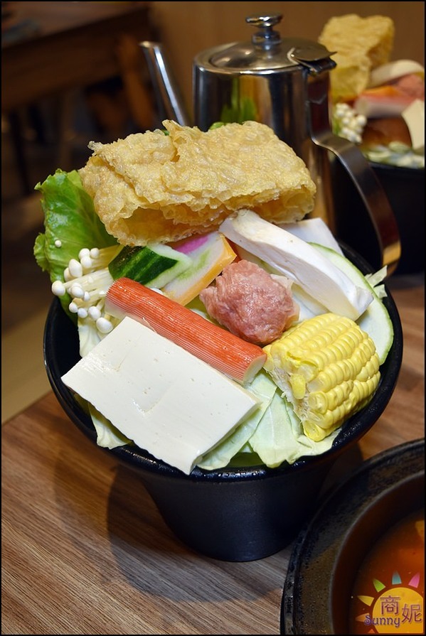 八吋鍋:大里高CP值石頭小火鍋。八吋鍋。獨家秘方藥膳豬腳鍋、新加坡叻沙鍋吃完會想念!