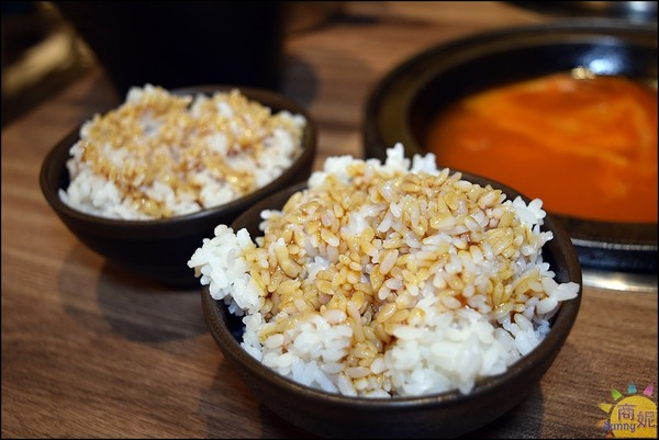 八吋鍋:大里高CP值石頭小火鍋。八吋鍋。獨家秘方藥膳豬腳鍋、新加坡叻沙鍋吃完會想念!