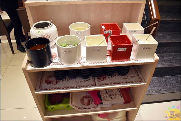 八吋鍋:大里高CP值石頭小火鍋。八吋鍋。獨家秘方藥膳豬腳鍋、新加坡叻沙鍋吃完會想念!