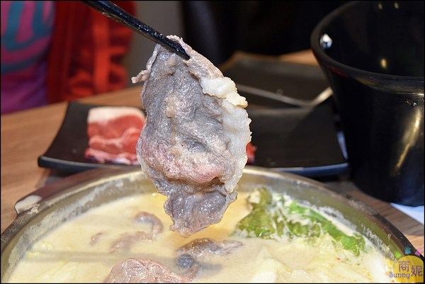 八吋鍋:大里高CP值石頭小火鍋。八吋鍋。獨家秘方藥膳豬腳鍋、新加坡叻沙鍋吃完會想念!