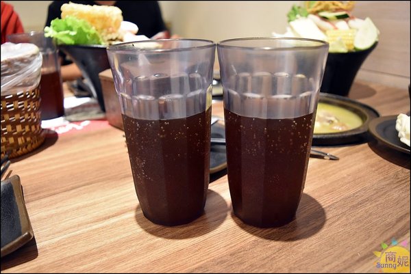 八吋鍋:大里高CP值石頭小火鍋。八吋鍋。獨家秘方藥膳豬腳鍋、新加坡叻沙鍋吃完會想念!