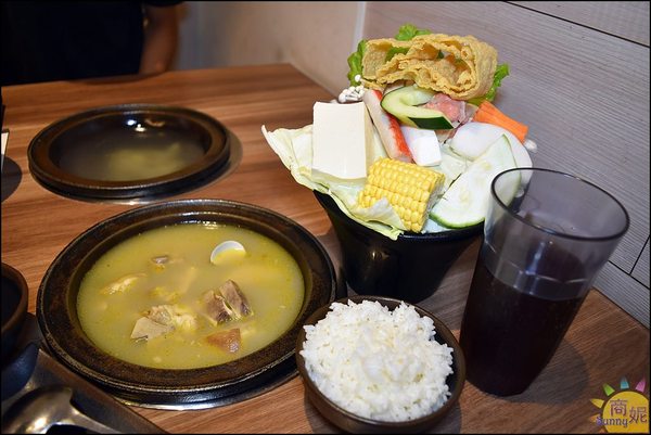 八吋鍋:大里高CP值石頭小火鍋。八吋鍋。獨家秘方藥膳豬腳鍋、新加坡叻沙鍋吃完會想念!