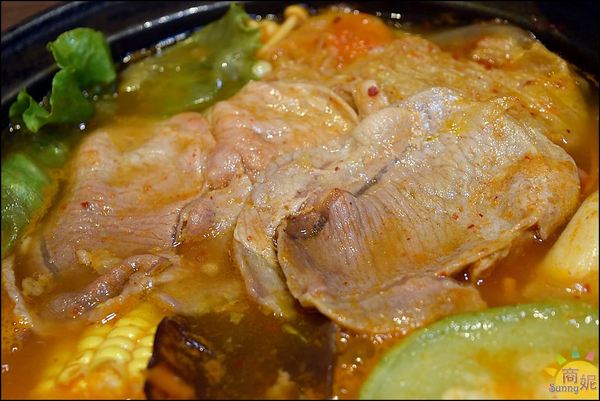 八吋鍋:大里高CP值石頭小火鍋。八吋鍋。獨家秘方藥膳豬腳鍋、新加坡叻沙鍋吃完會想念!