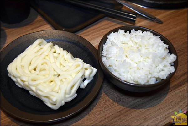 八吋鍋:大里高CP值石頭小火鍋。八吋鍋。獨家秘方藥膳豬腳鍋、新加坡叻沙鍋吃完會想念!