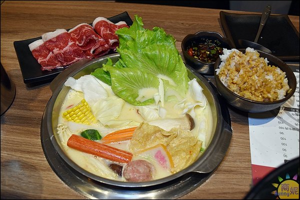 八吋鍋:大里高CP值石頭小火鍋。八吋鍋。獨家秘方藥膳豬腳鍋、新加坡叻沙鍋吃完會想念!