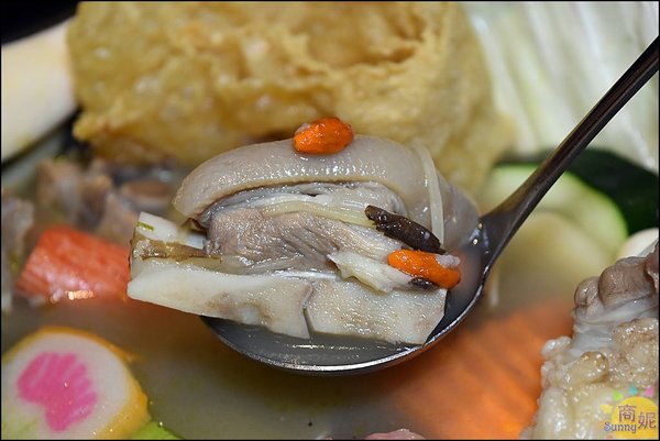 八吋鍋:大里高CP值石頭小火鍋。八吋鍋。獨家秘方藥膳豬腳鍋、新加坡叻沙鍋吃完會想念!