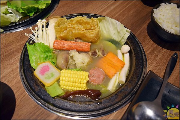 八吋鍋:大里高CP值石頭小火鍋。八吋鍋。獨家秘方藥膳豬腳鍋、新加坡叻沙鍋吃完會想念!