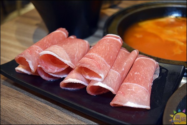 八吋鍋:大里高CP值石頭小火鍋。八吋鍋。獨家秘方藥膳豬腳鍋、新加坡叻沙鍋吃完會想念!