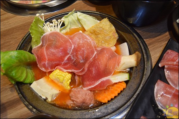 八吋鍋:大里高CP值石頭小火鍋。八吋鍋。獨家秘方藥膳豬腳鍋、新加坡叻沙鍋吃完會想念!