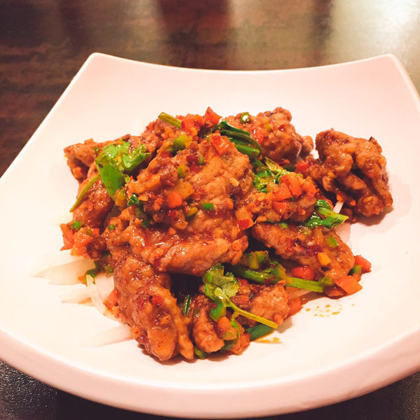 [台北大安美食]麻辣公館 麻辣鴛鴦鍋 滑牛肉 乾鍋 熱炒 四川菜 中國古代歷史感 國父紀念館捷運站