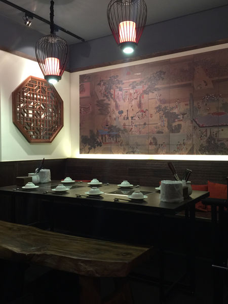 [台北大安美食]麻辣公館 麻辣鴛鴦鍋 滑牛肉 乾鍋 熱炒 四川菜 中國古代歷史感 國父紀念館捷運站