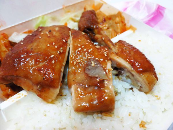 【新莊美食】川峰便當店-超便宜50元便當店 【新莊美食】川峰便當店-超便宜50元便當店