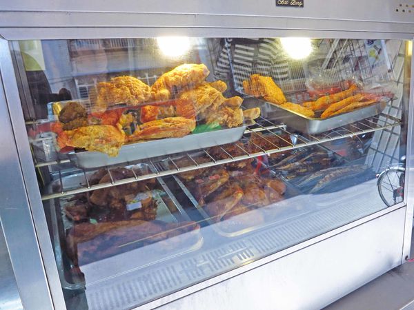 【新莊美食】川峰便當店-超便宜50元便當店 【新莊美食】川峰便當店-超便宜50元便當店