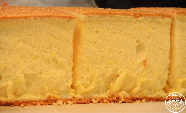 源味本舖-古早味現烤蛋糕(淡水)：呷飽祙【新北淡水･源味本舖古早味現烤蛋糕(旗艦店)】食尚玩家推薦