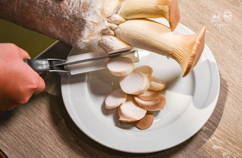 山鯨燒肉：-2020新菜單！不用出國就可以穿和服在櫻花季、楓葉季場景拍照的日式燒肉店，適合情侶約會慶生！