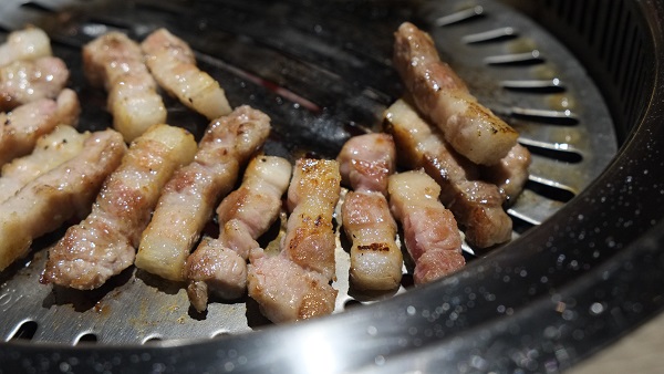 山鯨燒肉:台中北區日式燒肉-山鯨燒肉. 好吃好拍好停車空間環境有主題.茶六新進敵