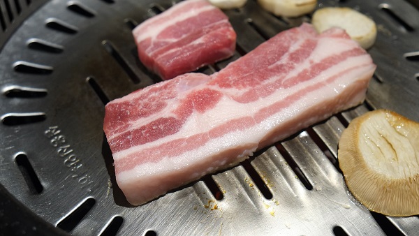 山鯨燒肉:台中北區日式燒肉-山鯨燒肉. 好吃好拍好停車空間環境有主題.茶六新進敵