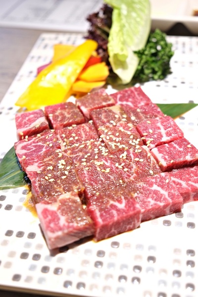 山鯨燒肉:台中北區日式燒肉-山鯨燒肉. 好吃好拍好停車空間環境有主題.茶六新進敵