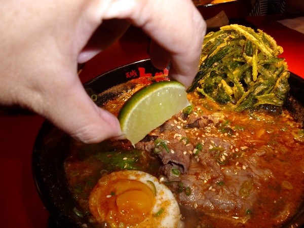 大心 新泰式麵食(台北三越南西店)：濃郁的湯頭,酸辣的滋味-大心新泰式麵食(新光三越南西店)体驗心得