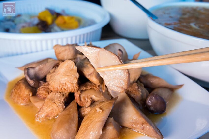 【宅配美食】40年台南素食名店推出宅配｜母親節套餐免運送到家｜50年研發料理師傅｜滿滿料的蟲草首烏燉盅｜小孩也愛的曼餘米糕~天心岩素食宅配 - 南人幫