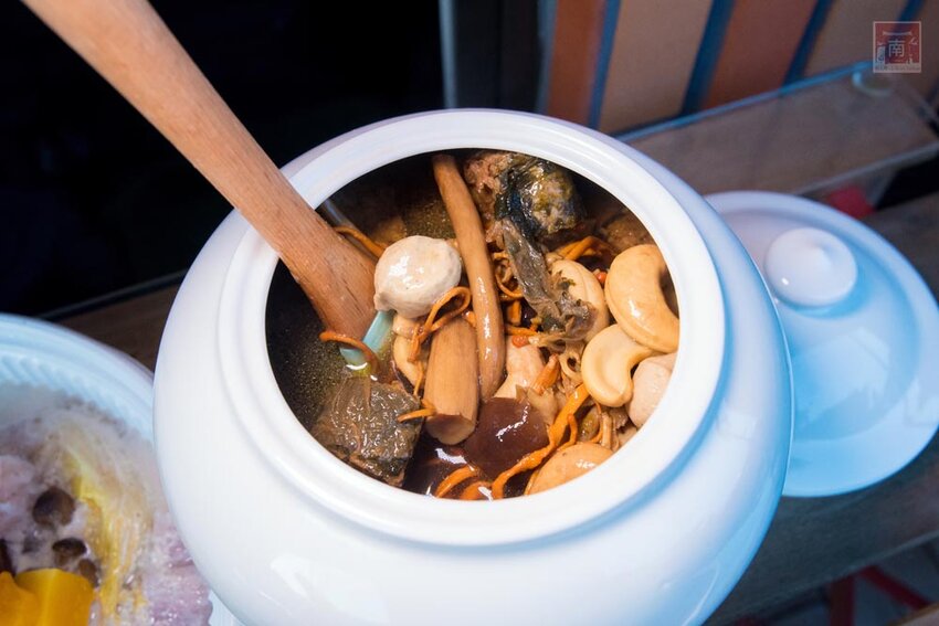 【宅配美食】40年台南素食名店推出宅配｜母親節套餐免運送到家｜50年研發料理師傅｜滿滿料的蟲草首烏燉盅｜小孩也愛的曼餘米糕~天心岩素食宅配 - 南人幫