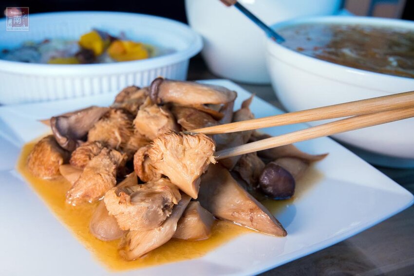 【宅配美食】40年台南素食名店推出宅配｜母親節套餐免運送到家｜50年研發料理師傅｜滿滿料的蟲草首烏燉盅｜小孩也愛的曼餘米糕~天心岩素食宅配 - 南人幫