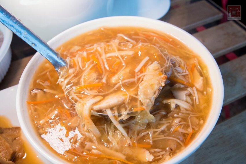 【宅配美食】40年台南素食名店推出宅配｜母親節套餐免運送到家｜50年研發料理師傅｜滿滿料的蟲草首烏燉盅｜小孩也愛的曼餘米糕~天心岩素食宅配 - 南人幫