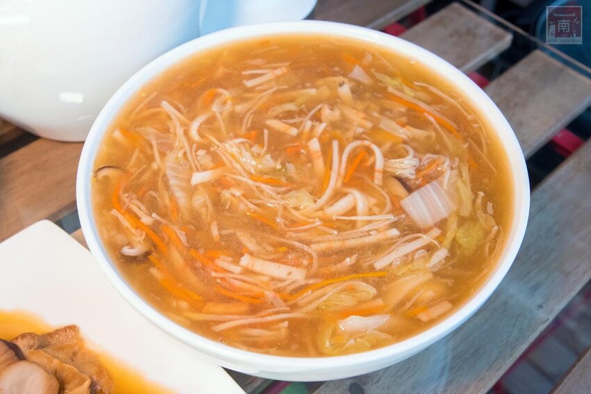 【宅配美食】40年台南素食名店推出宅配｜母親節套餐免運送到家｜50年研發料理師傅｜滿滿料的蟲草首烏燉盅｜小孩也愛的曼餘米糕~天心岩素食宅配 - 南人幫